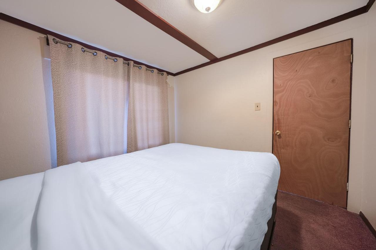 Two-Bedroom Suite at Oyo Hotel Portland Or Near Airport