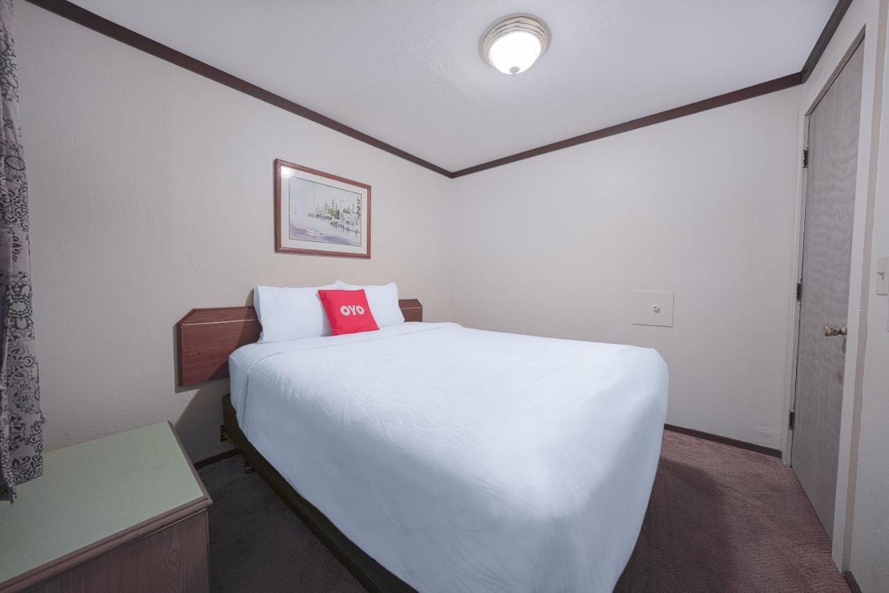 Two-Bedroom Suite at Oyo Hotel Portland Or Near Airport