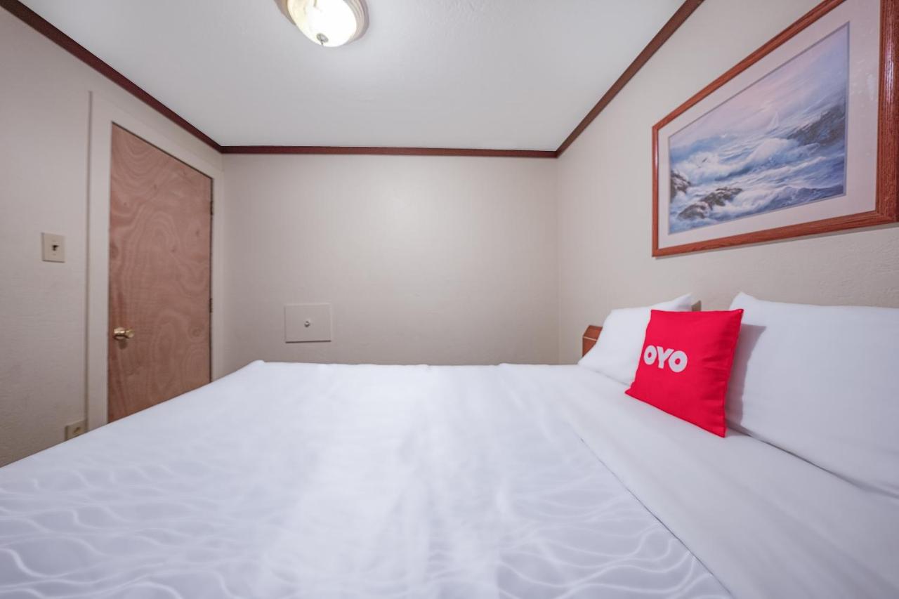 Two-Bedroom Suite at Oyo Hotel Portland Or Near Airport