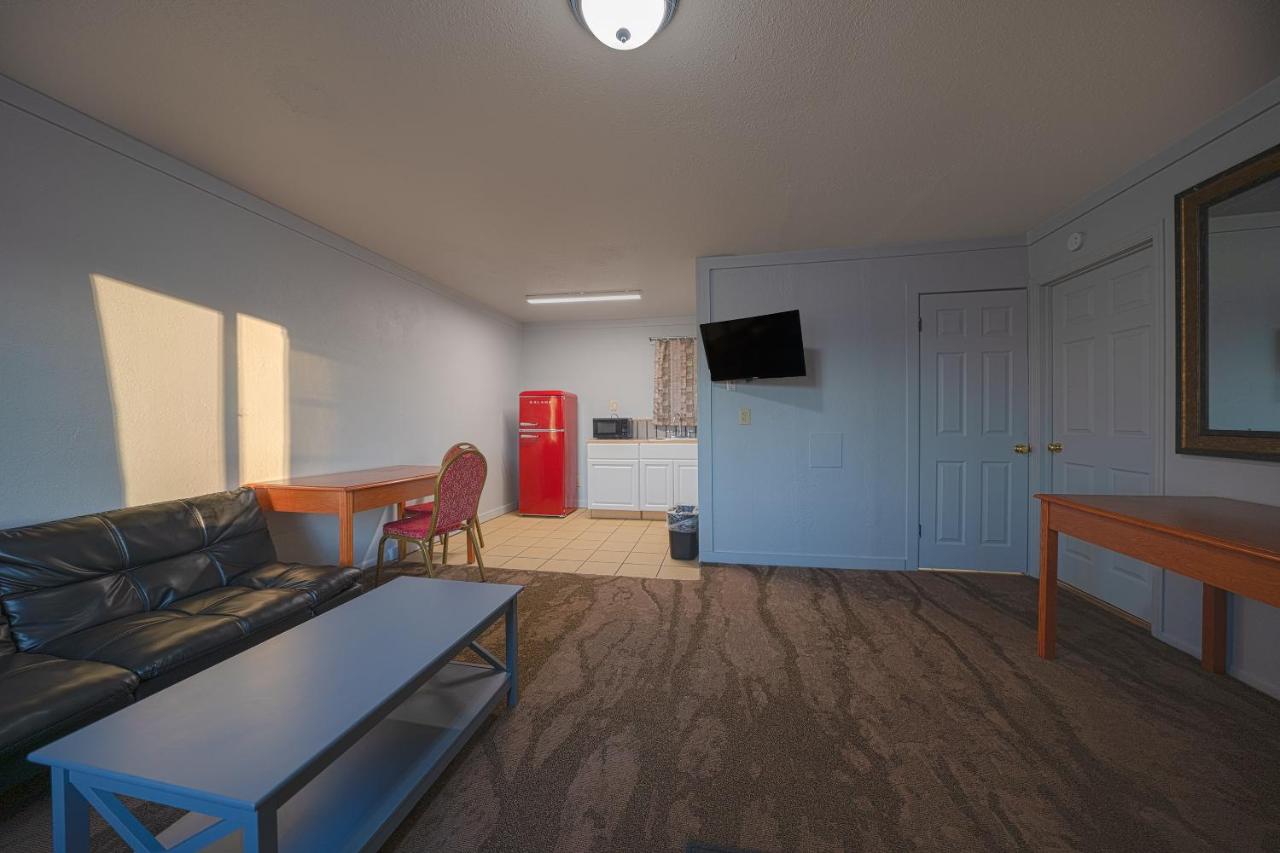 One-Bedroom Suite at Oyo Hotel Portland Or Near Airport