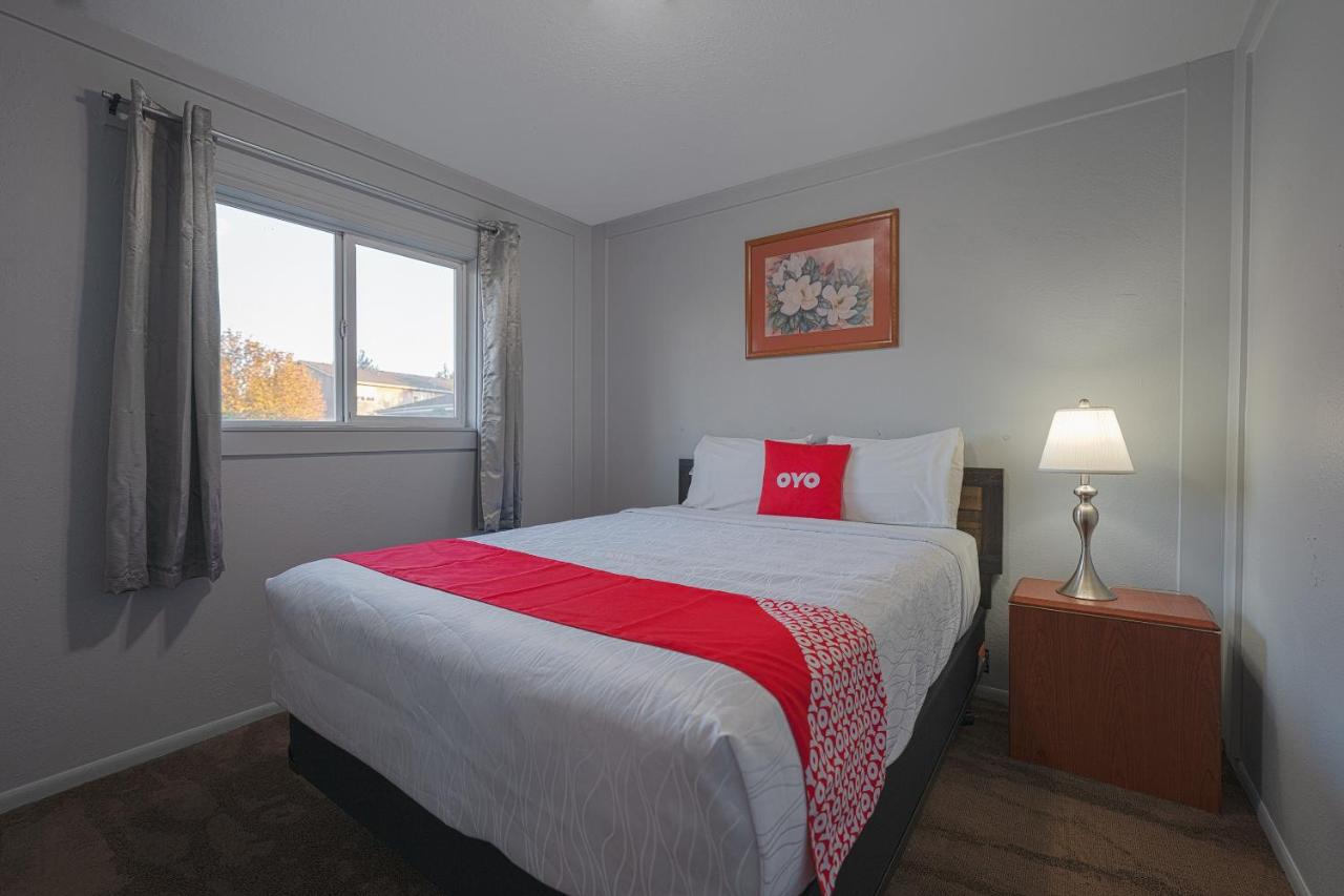 One-Bedroom Suite at Oyo Hotel Portland Or Near Airport
