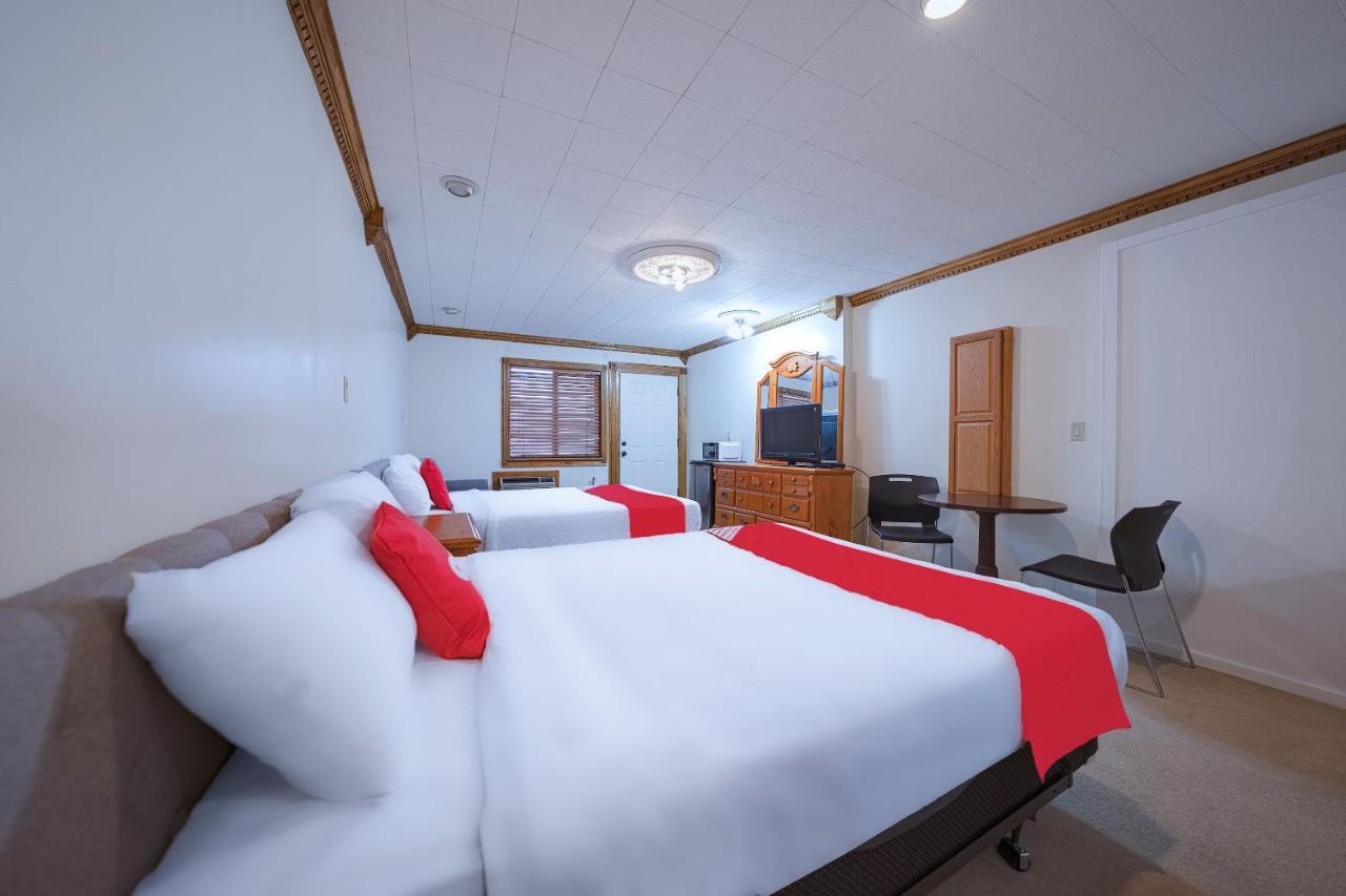Queen Room with Two Queen Beds at Oyo Hotel Portland Or Near Airport