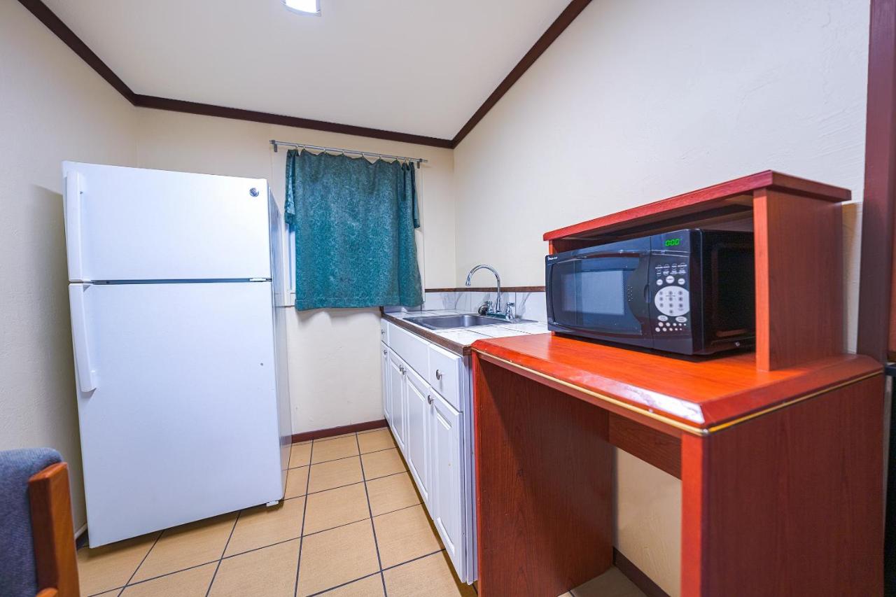 Two-Bedroom Suite at Oyo Hotel Portland Or Near Airport