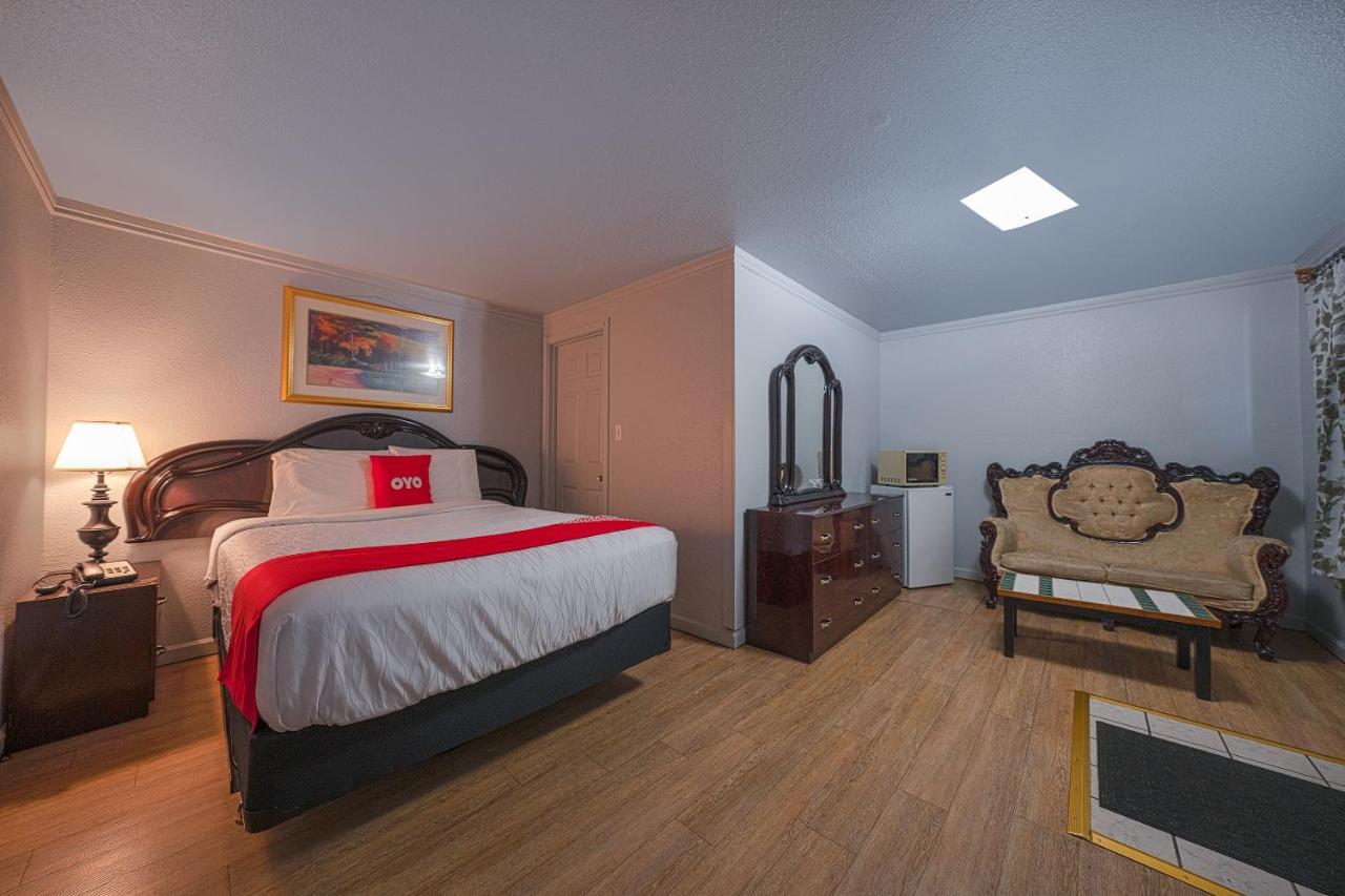 Deluxe Queen Room at Oyo Hotel Portland Or Near Airport