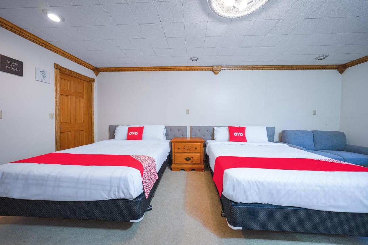 Queen Room with Two Queen Beds at Oyo Hotel Portland Or Near Airport