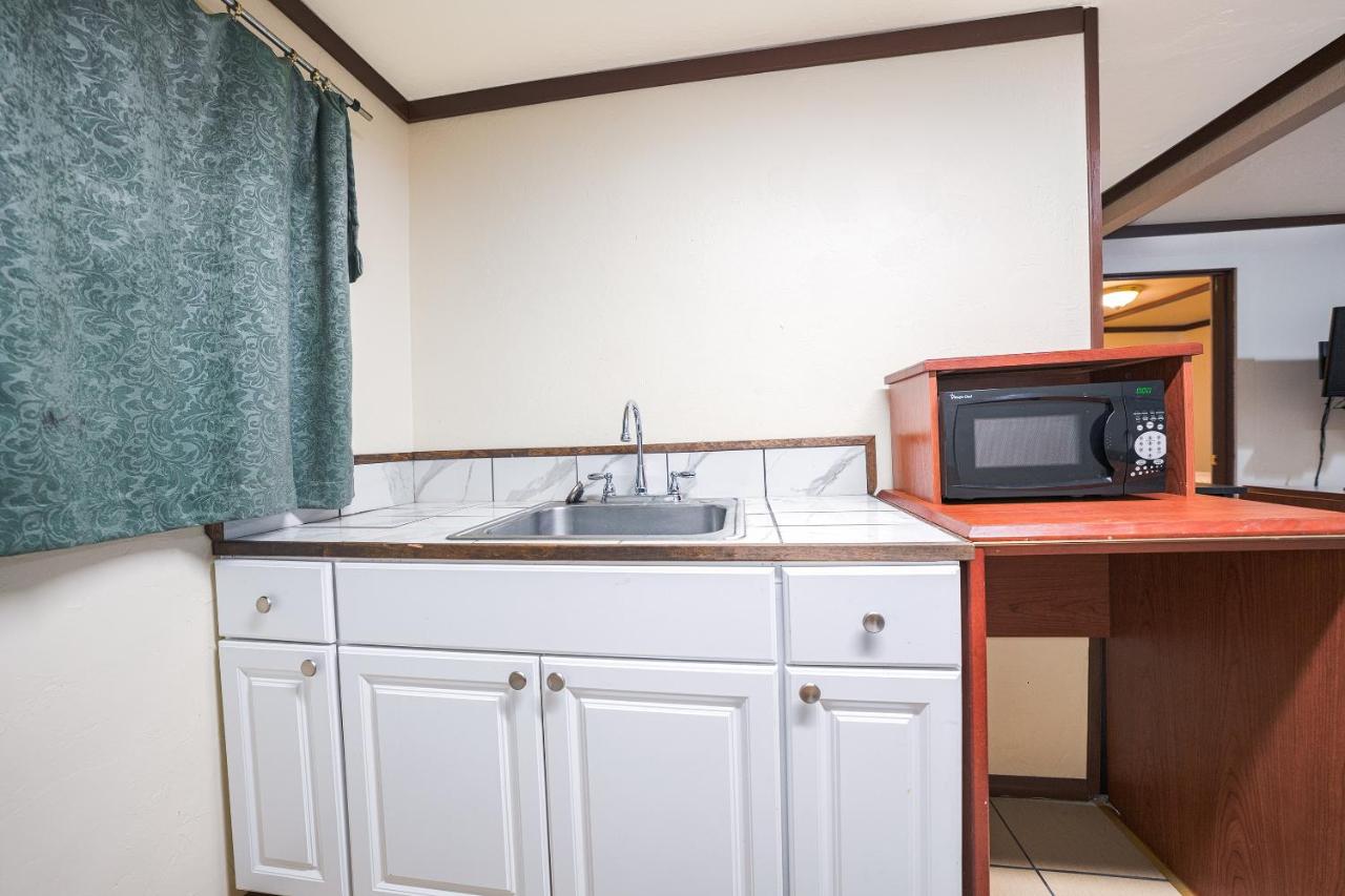 Two-Bedroom Suite at Oyo Hotel Portland Or Near Airport
