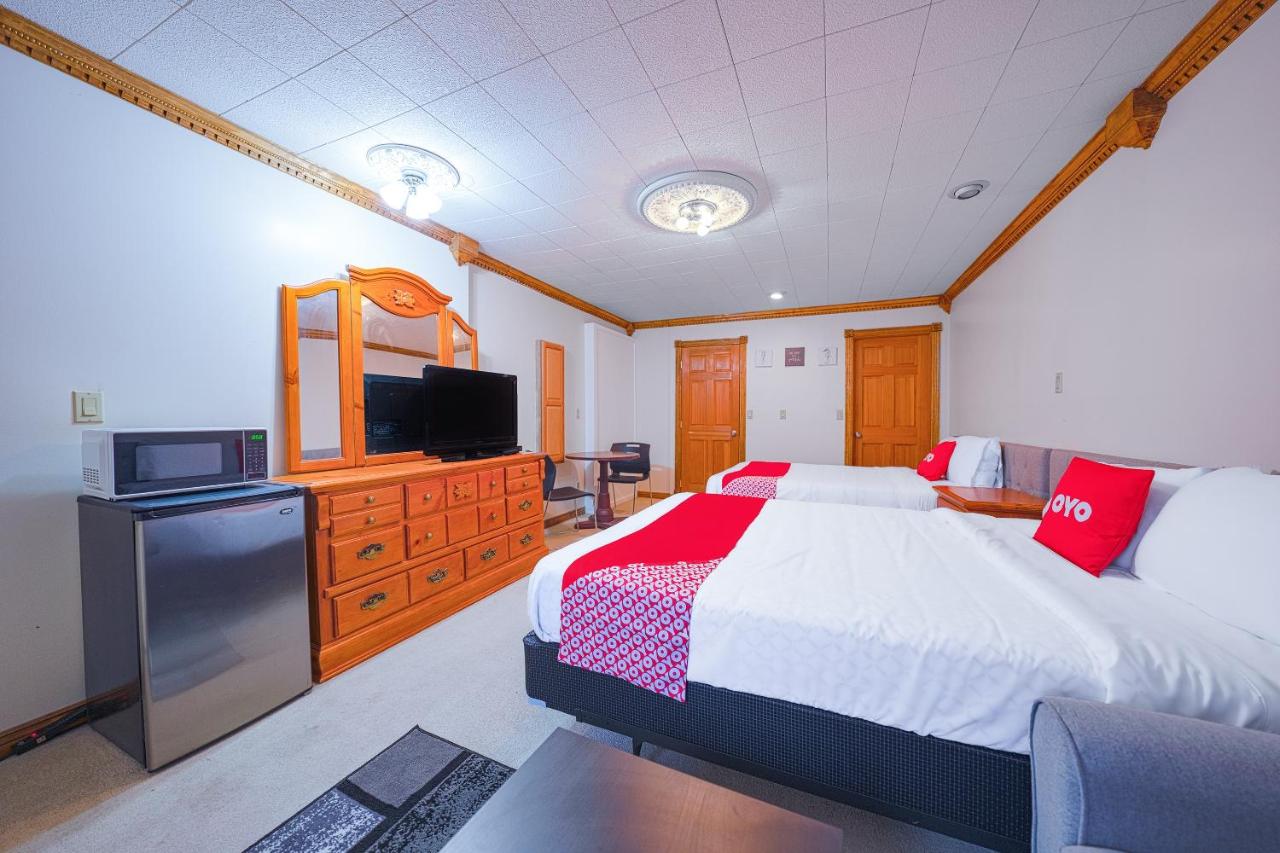Queen Room with Two Queen Beds at Oyo Hotel Portland Or Near Airport