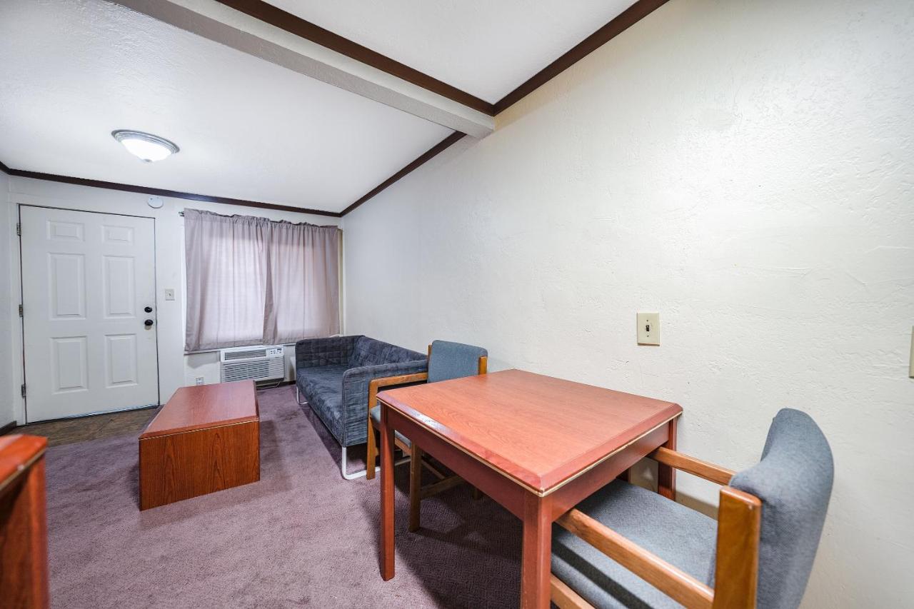 Two-Bedroom Suite at Oyo Hotel Portland Or Near Airport