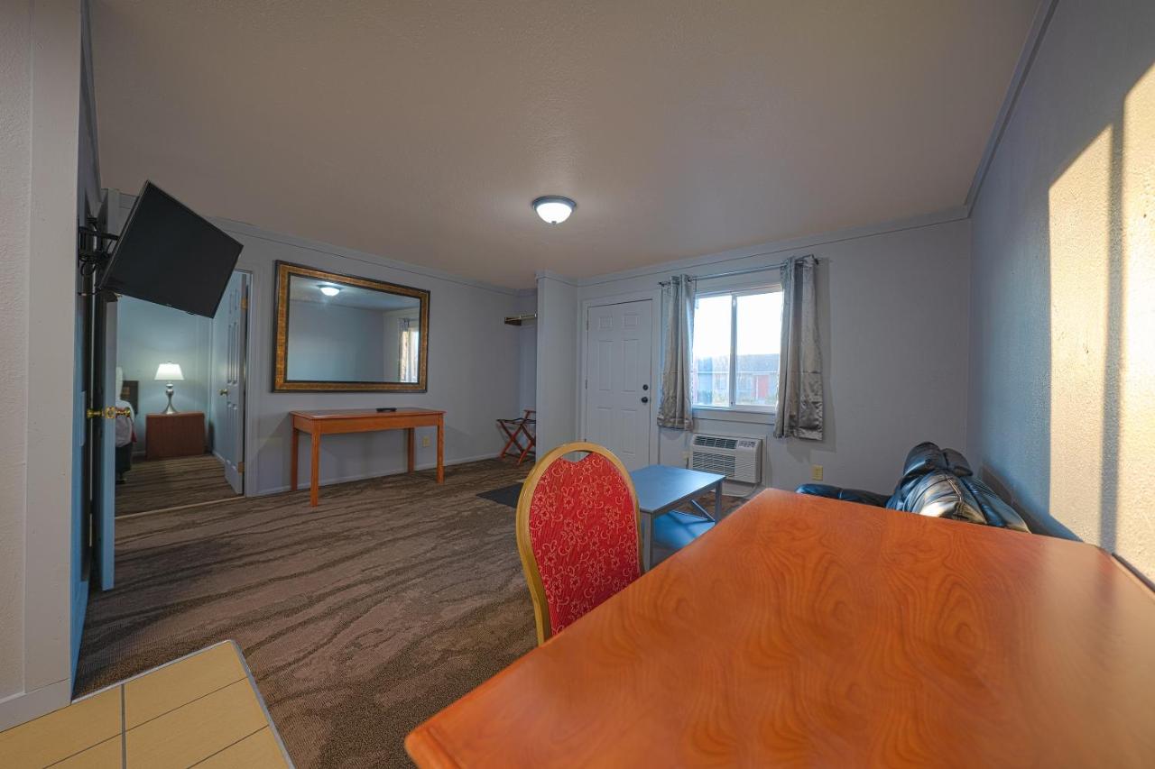 One-Bedroom Suite at Oyo Hotel Portland Or Near Airport