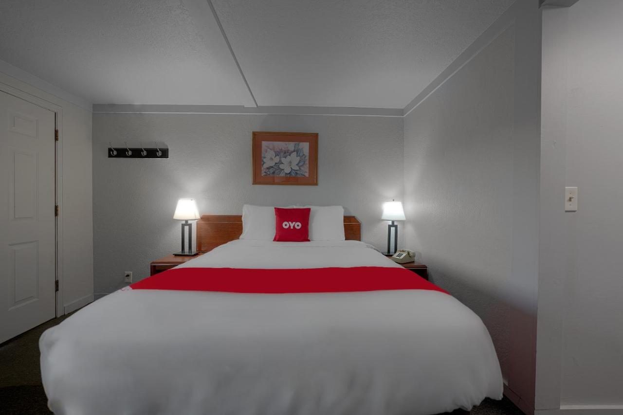 Queen Room at Oyo Hotel Portland Or Near Airport