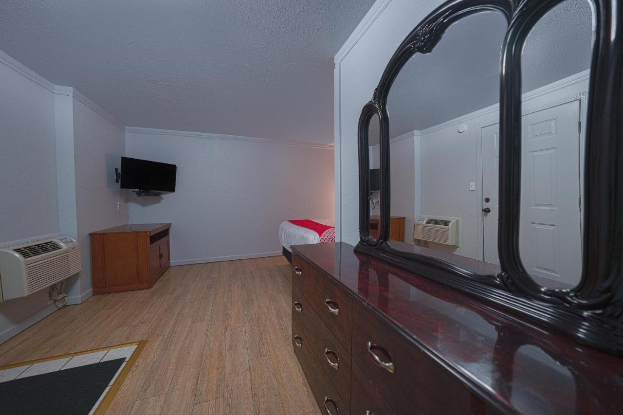 Deluxe Queen Room at Oyo Hotel Portland Or Near Airport