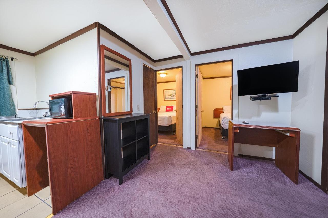 Two-Bedroom Suite at Oyo Hotel Portland Or Near Airport