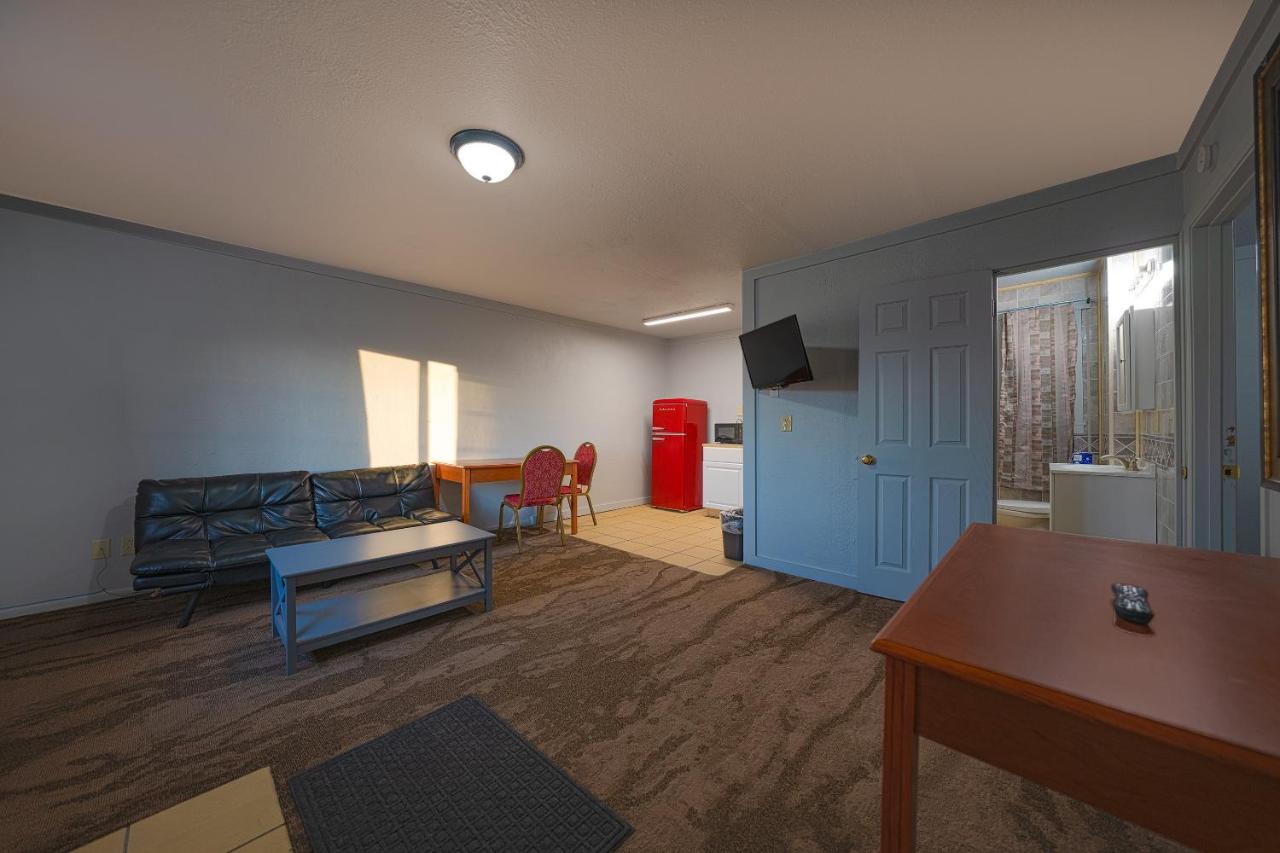One-Bedroom Suite at Oyo Hotel Portland Or Near Airport