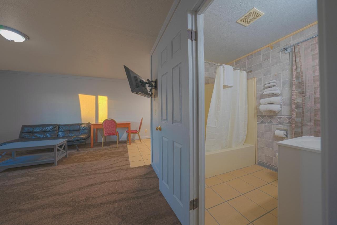 One-Bedroom Suite at Oyo Hotel Portland Or Near Airport