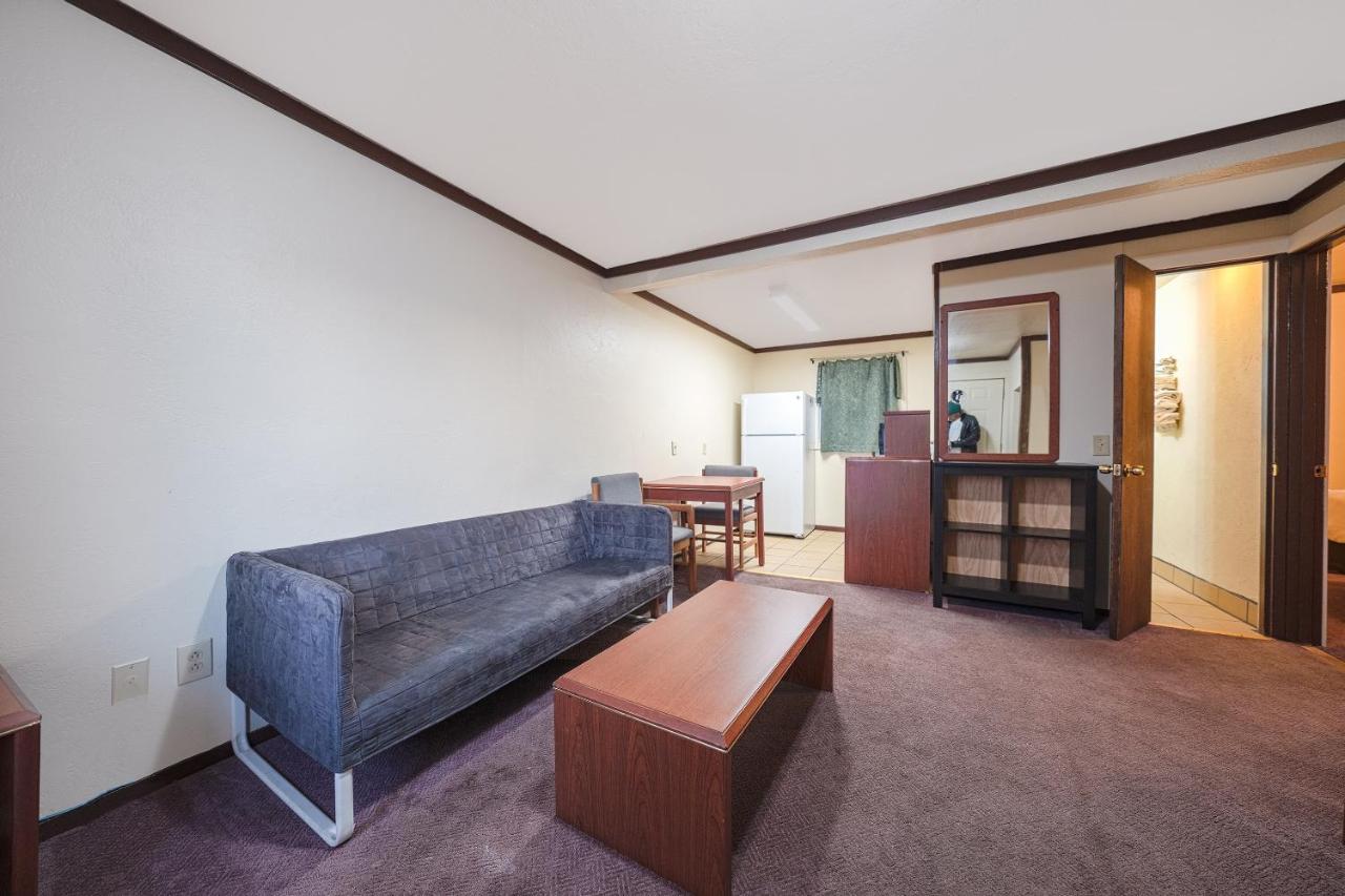 Two-Bedroom Suite at Oyo Hotel Portland Or Near Airport