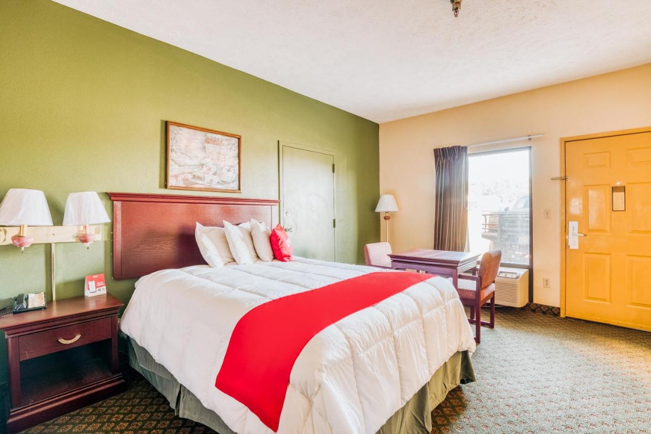 Queen Room with Two Queen Beds at OYO Hotel Grenada West
