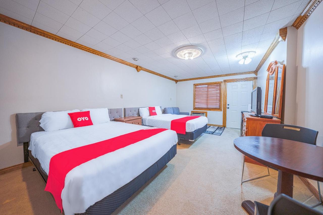 Queen Room with Two Queen Beds at Oyo Hotel Portland Or Near Airport