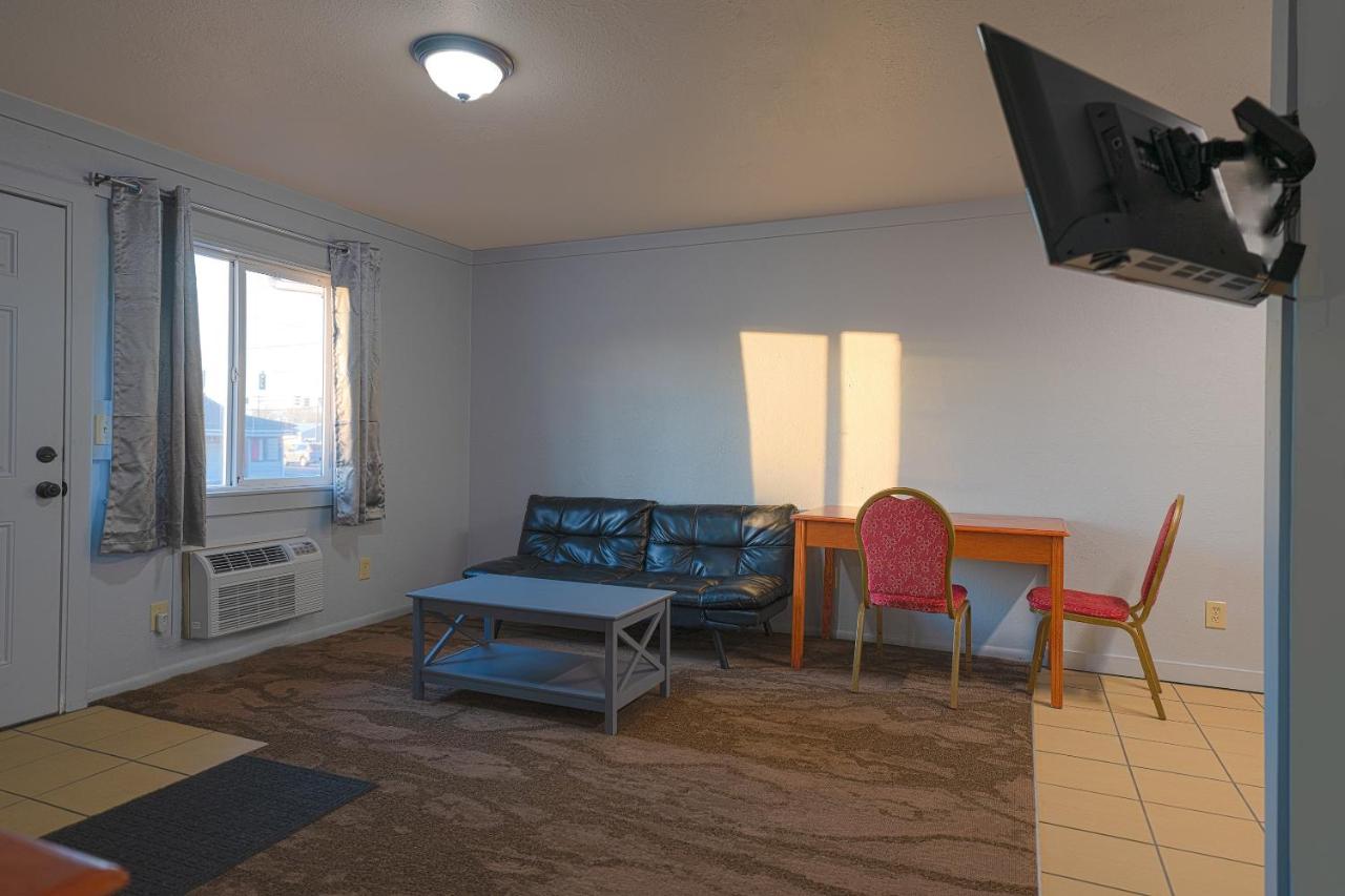 One-Bedroom Suite at Oyo Hotel Portland Or Near Airport