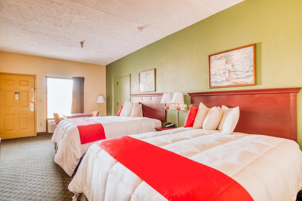 2 Queen Bed Smoking at OYO Hotel Grenada West