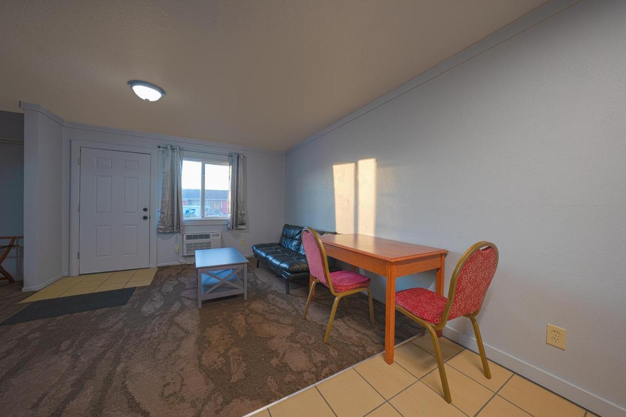 One-Bedroom Suite at Oyo Hotel Portland Or Near Airport