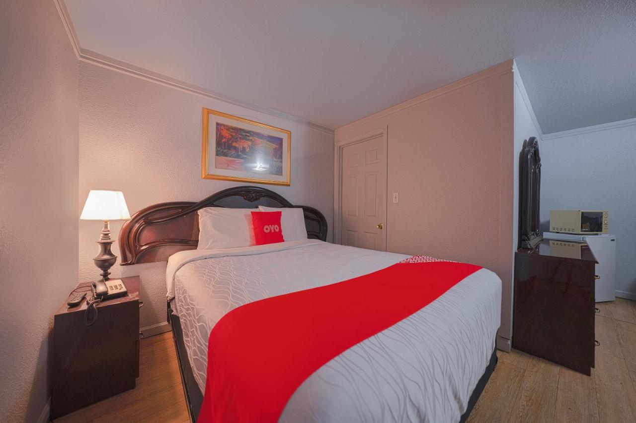 Deluxe Queen Room at Oyo Hotel Portland Or Near Airport