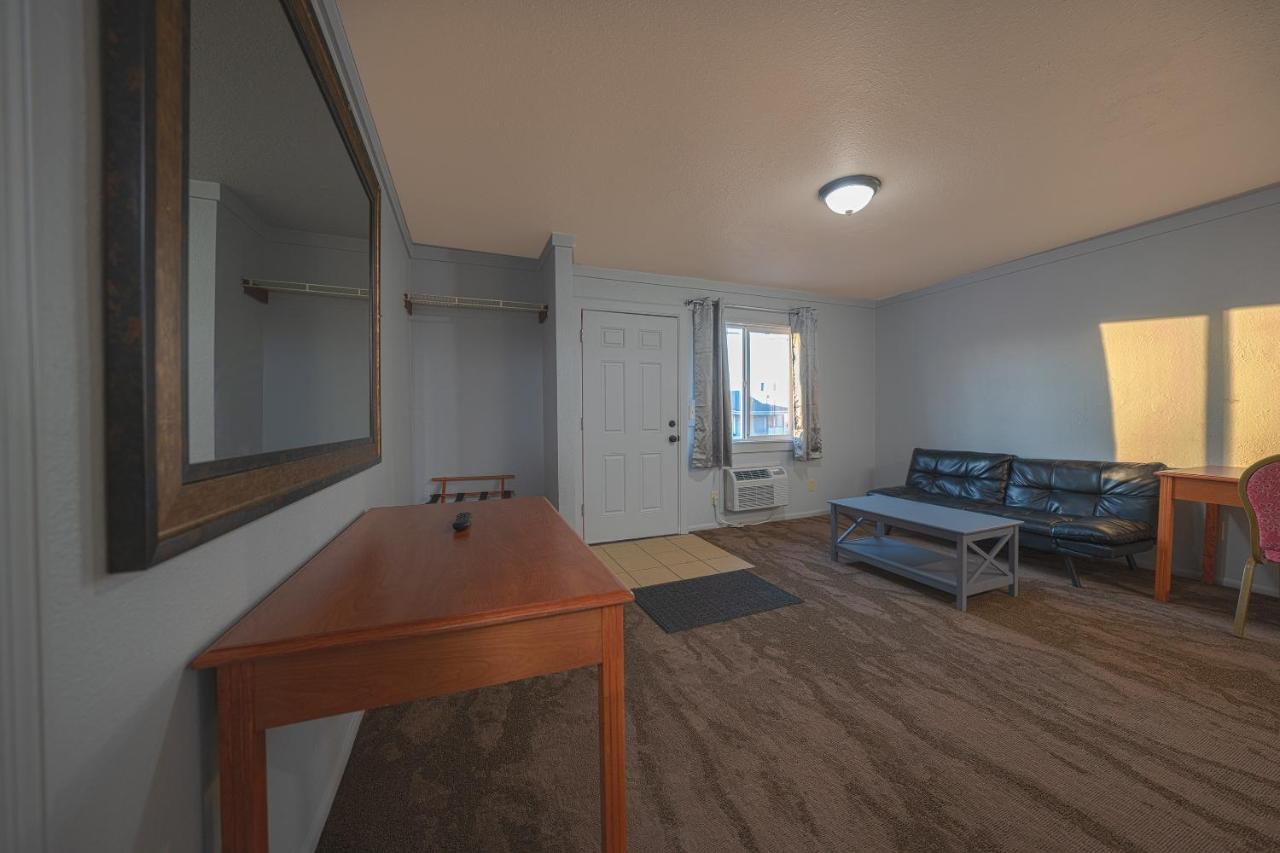 One-Bedroom Suite at Oyo Hotel Portland Or Near Airport