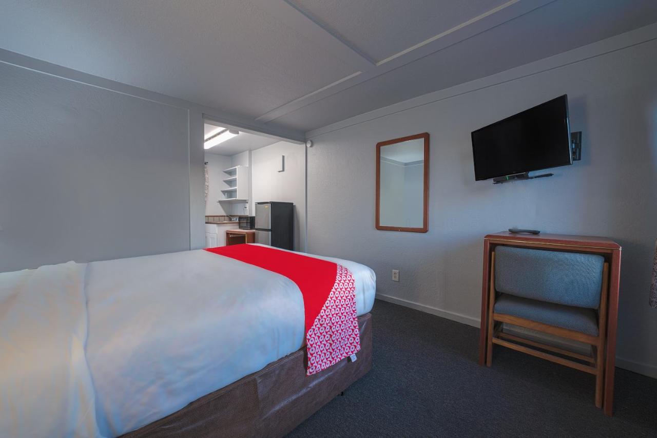 Queen Room at Oyo Hotel Portland Or Near Airport