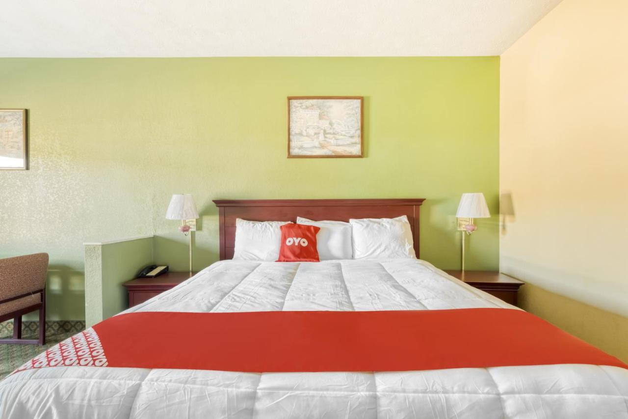 King Bed Smoking at OYO Hotel Grenada West