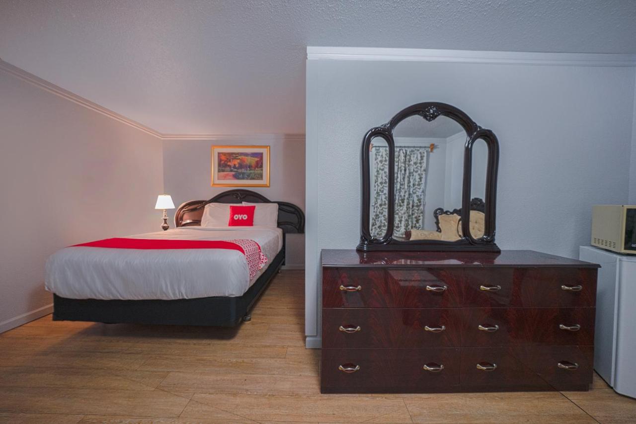 Deluxe Queen Room at Oyo Hotel Portland Or Near Airport