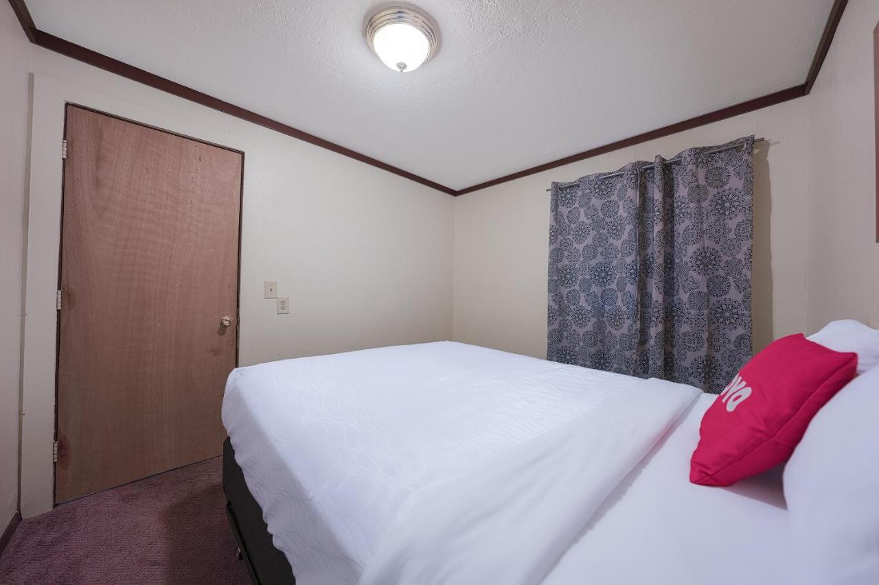 Two-Bedroom Suite at Oyo Hotel Portland Or Near Airport