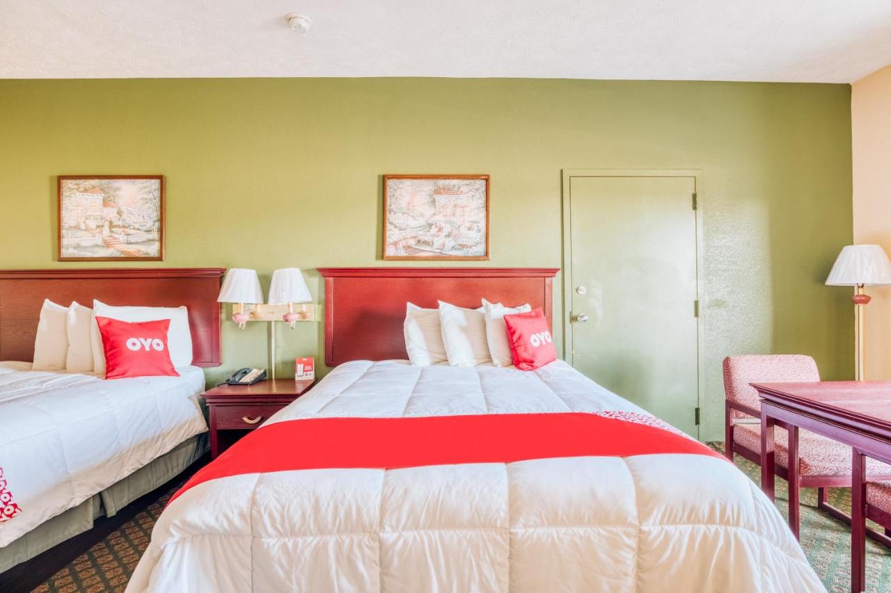 Queen Room with Two Queen Beds at OYO Hotel Grenada West