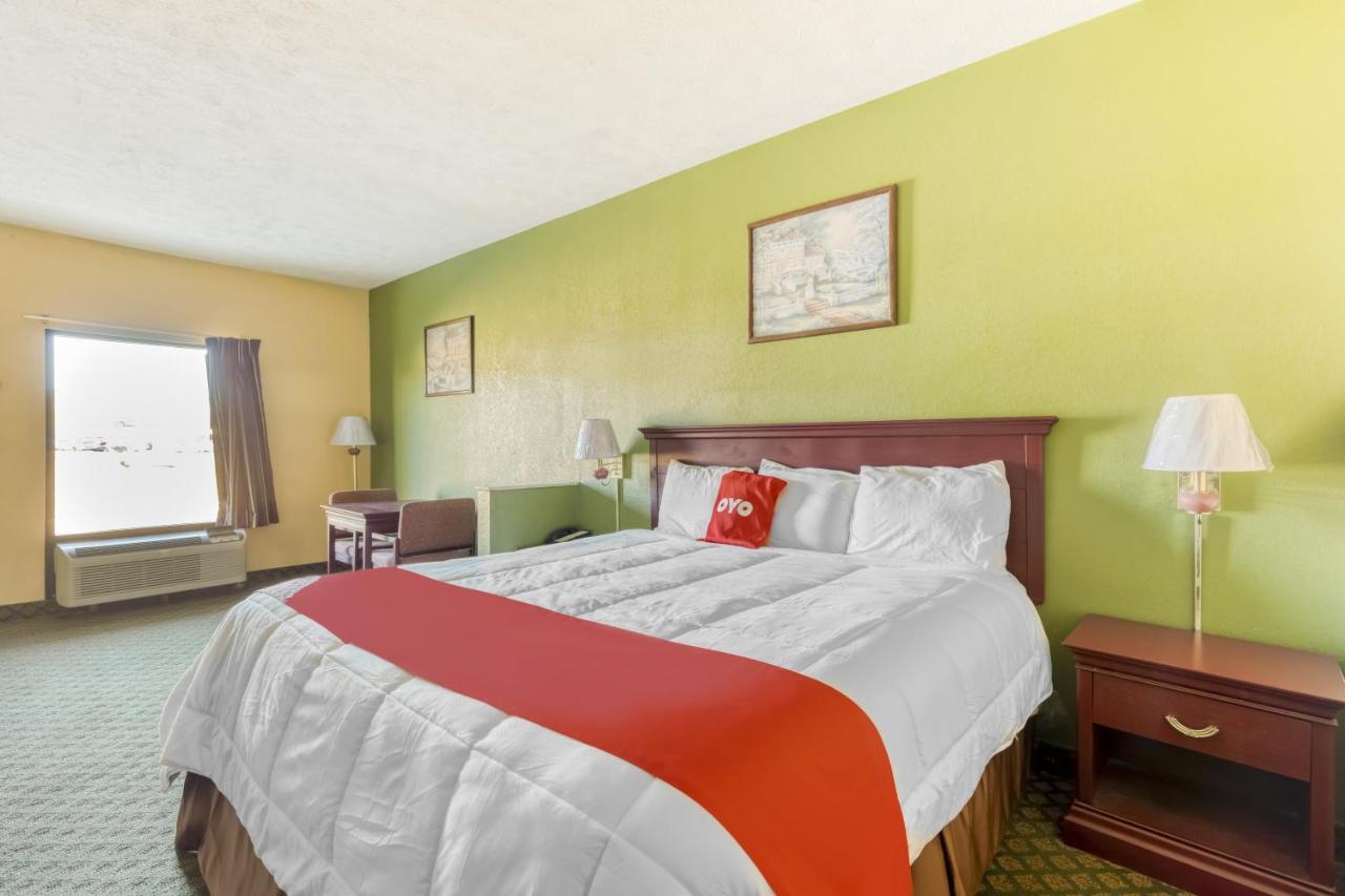 King Bed Smoking at OYO Hotel Grenada West