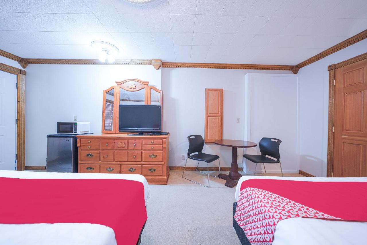 Queen Room with Two Queen Beds at Oyo Hotel Portland Or Near Airport