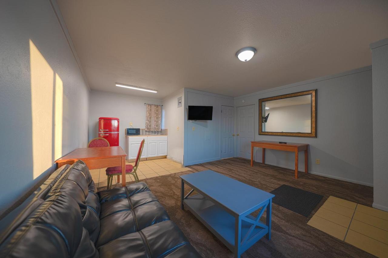 One-Bedroom Suite at Oyo Hotel Portland Or Near Airport