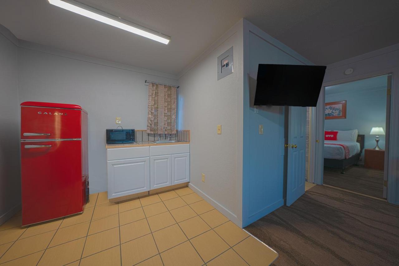 One-Bedroom Suite at Oyo Hotel Portland Or Near Airport