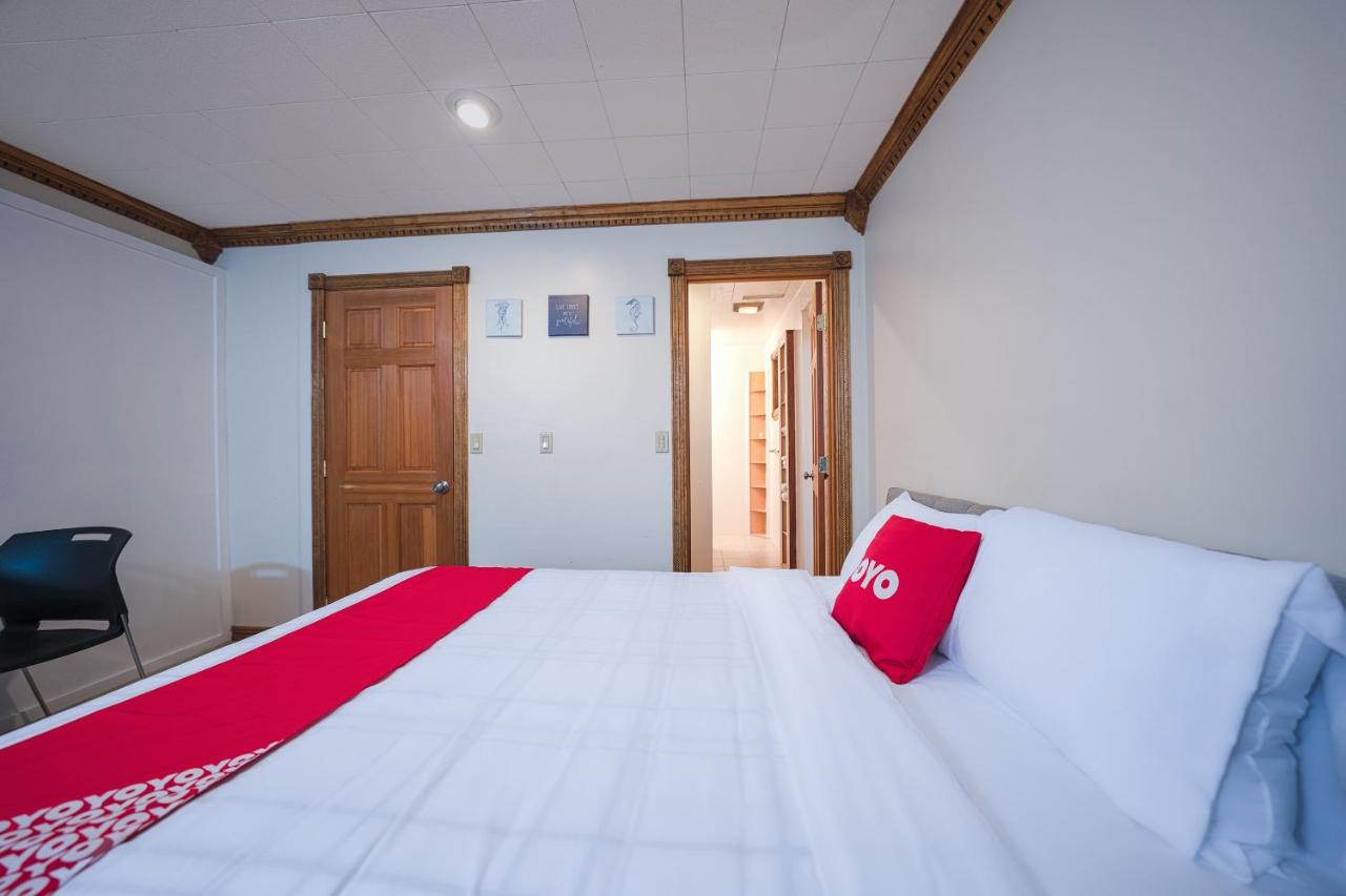 Queen Room with Two Queen Beds at Oyo Hotel Portland Or Near Airport