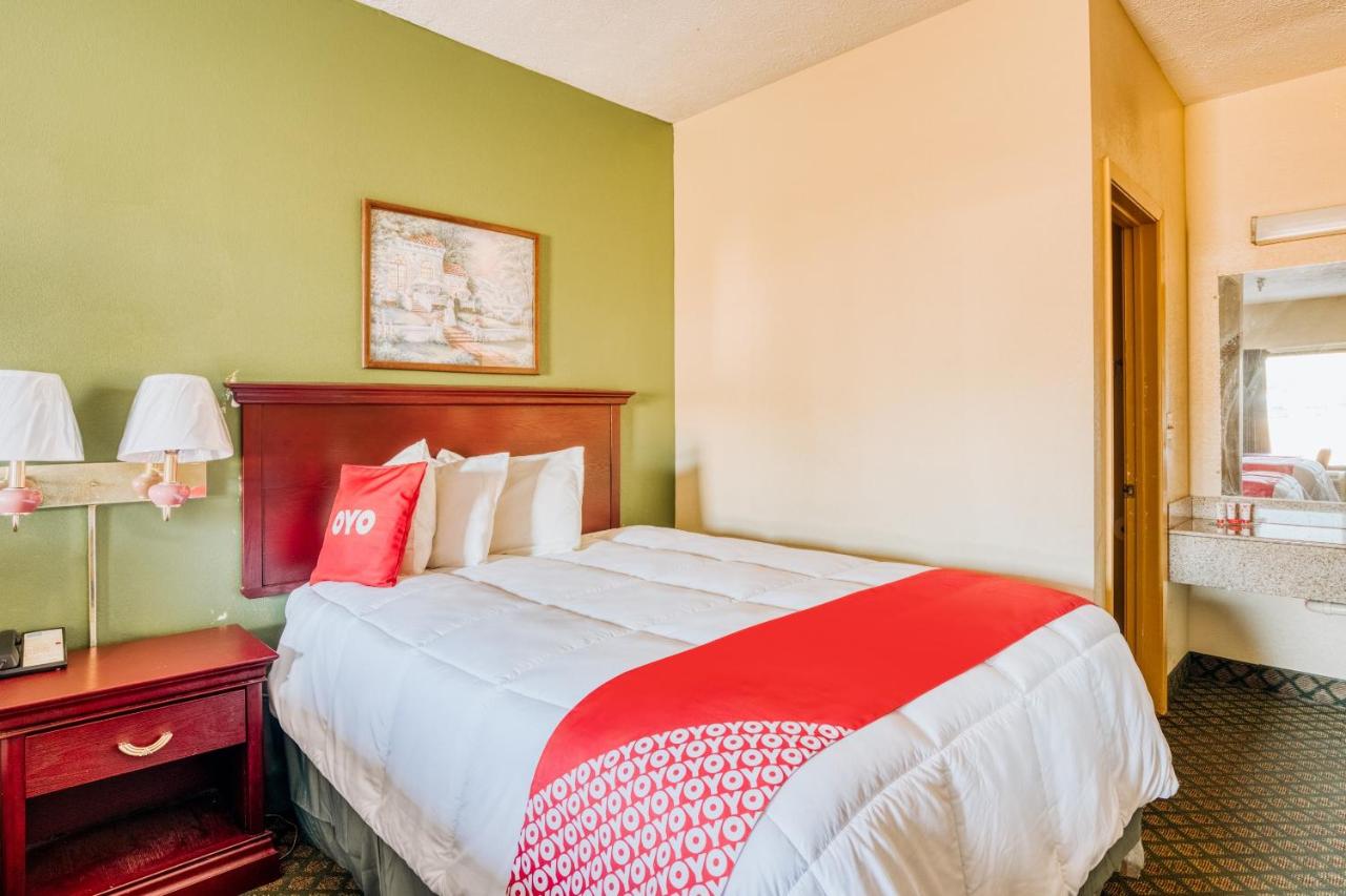 2 Queen Bed Smoking at OYO Hotel Grenada West