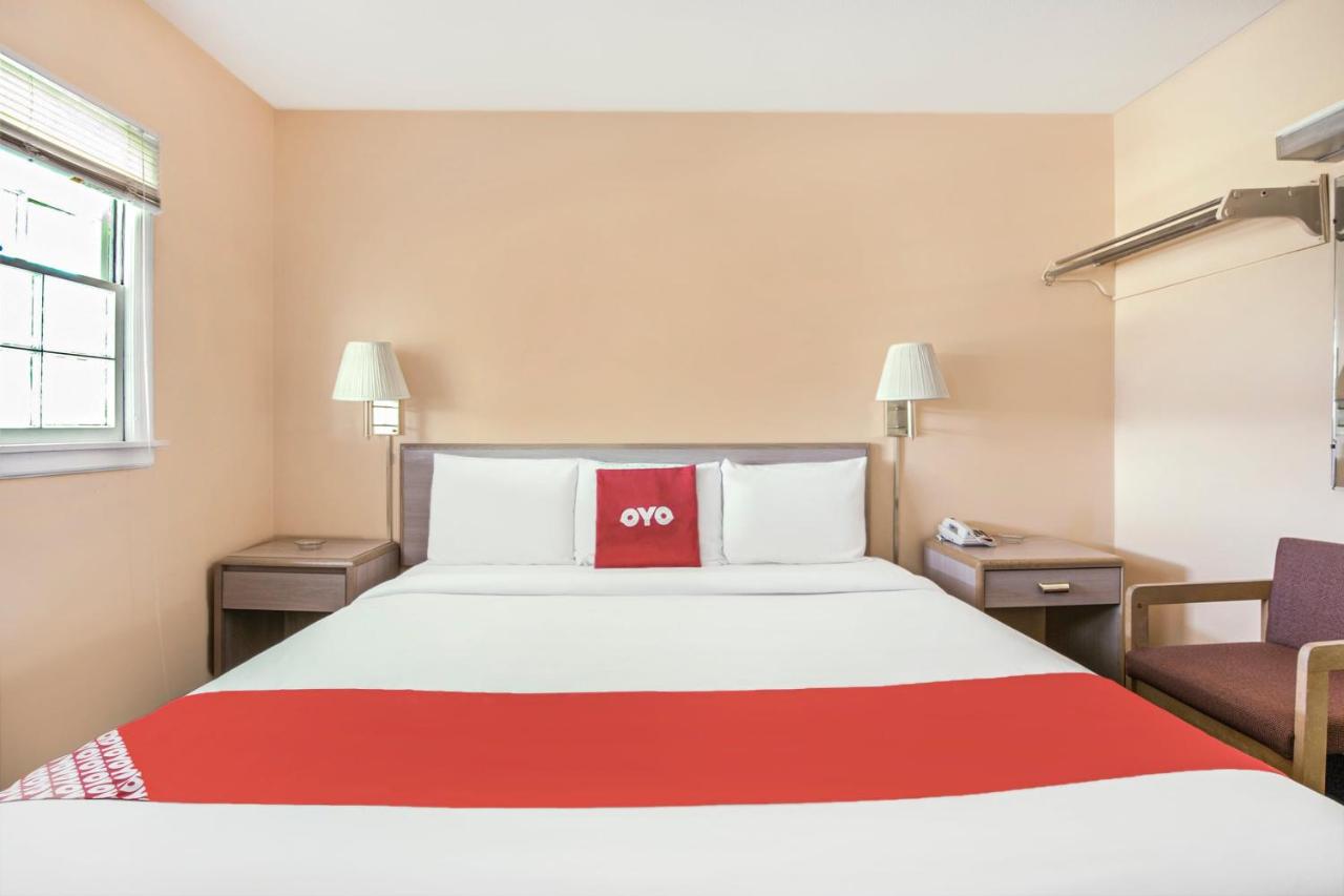 King Room at OYO Hotel Durham West Hills