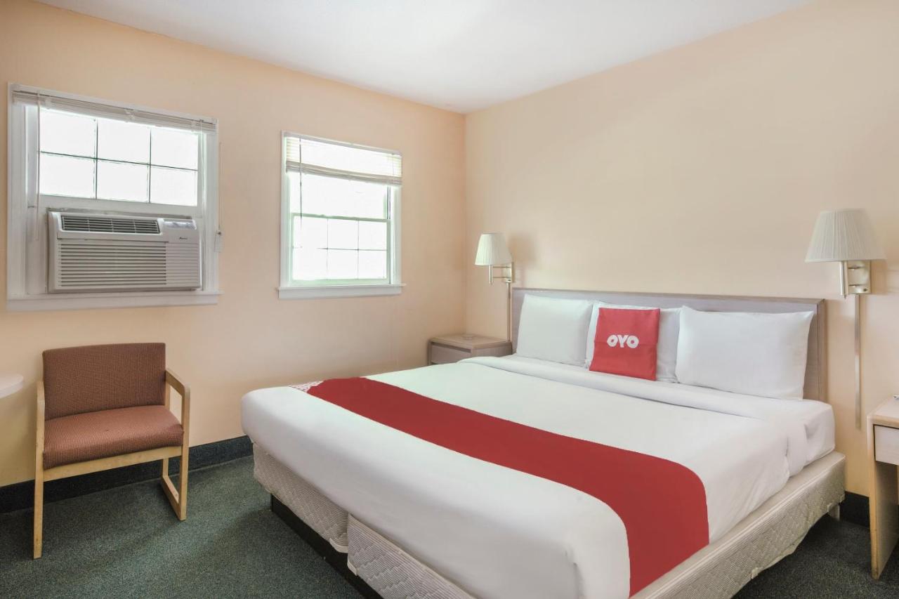 King Room at OYO Hotel Durham West Hills