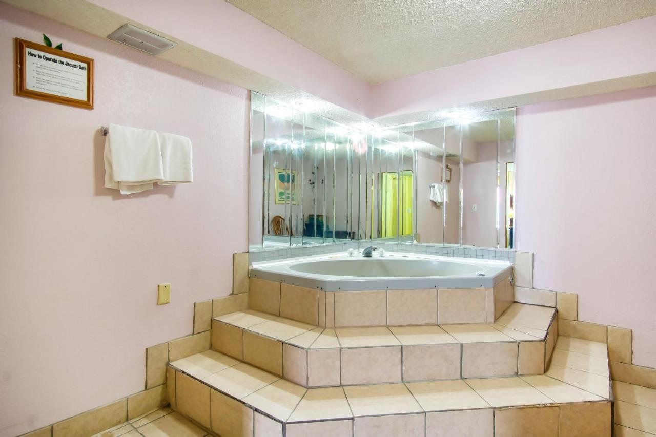King Room with Spa Bath at OYO Hotel Hutchinson KS West 4th Ave