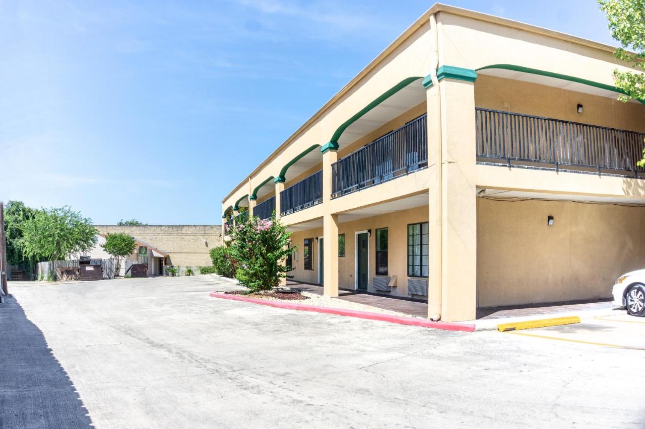  | OYO Inn & Suites Medical Center San Antonio