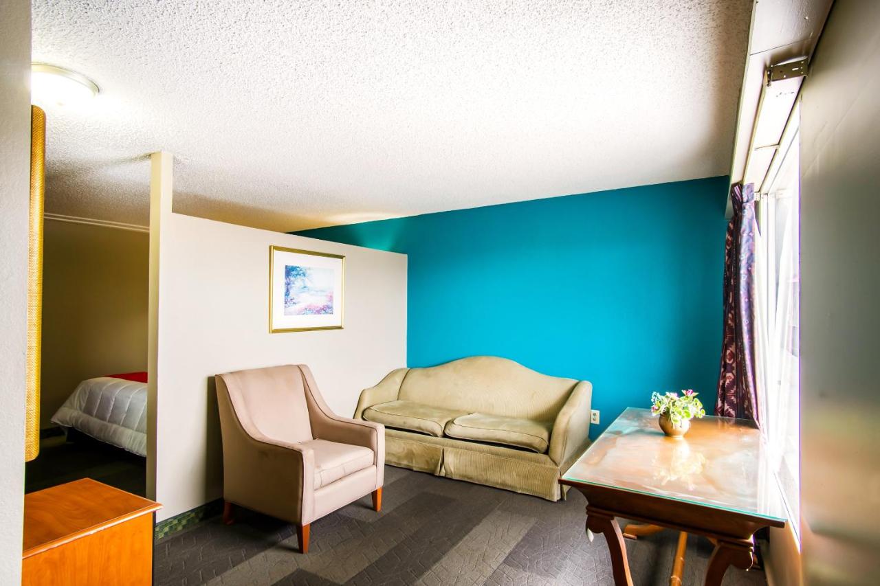Deluxe King Room at OYO Hotel Hutchinson KS West 4th Ave