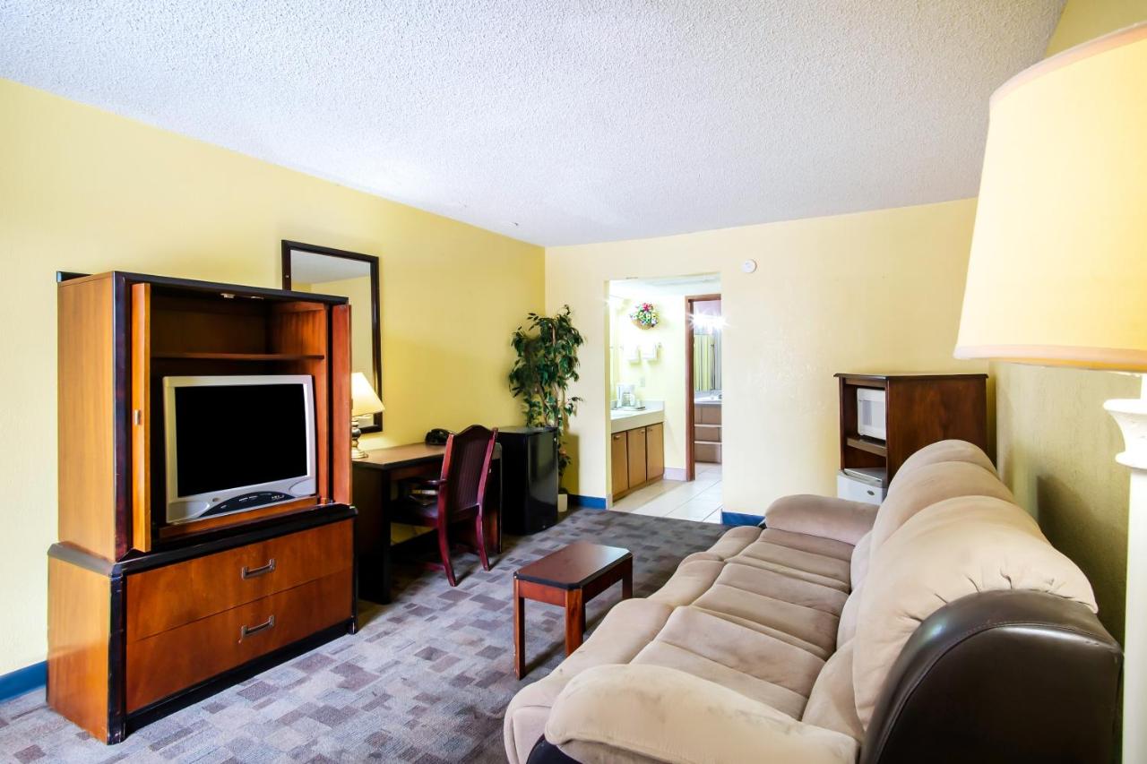 King Room with Spa Bath at OYO Hotel Hutchinson KS West 4th Ave