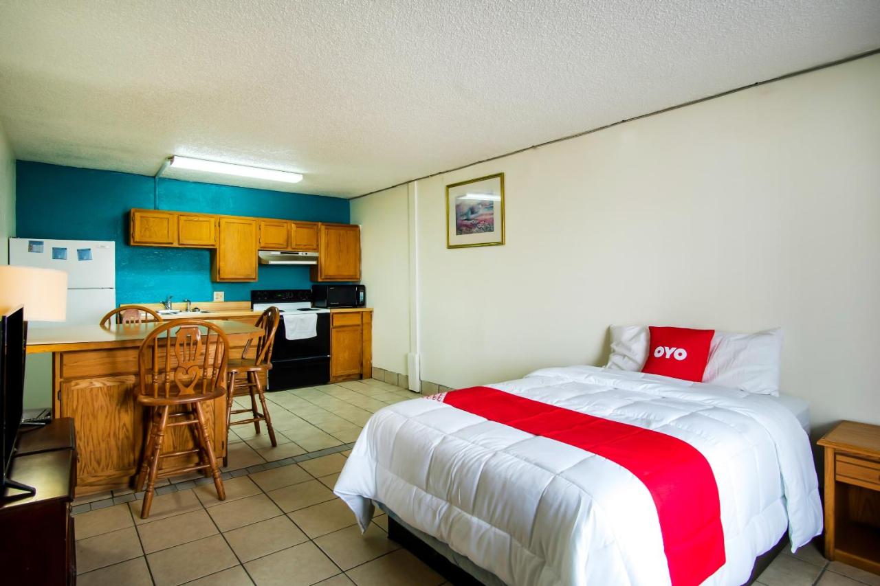 Deluxe Apartment at OYO Hotel Hutchinson KS West 4th Ave