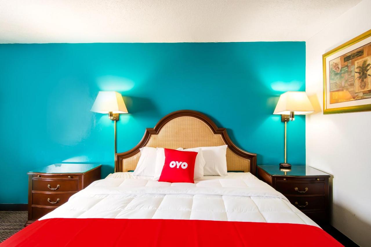 King Bed Smoking at OYO Hotel Hutchinson KS West 4th Ave