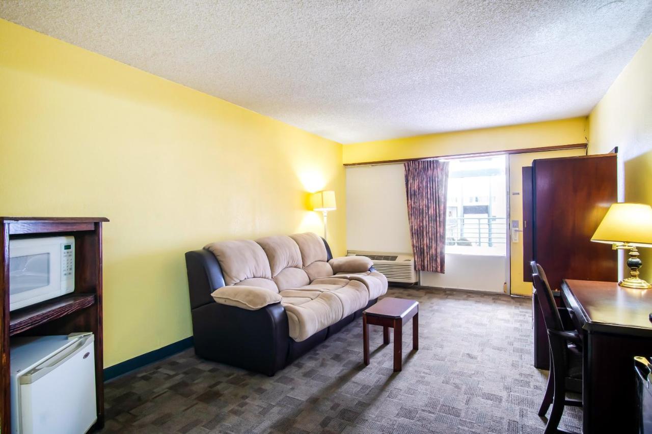 King Room with Spa Bath at OYO Hotel Hutchinson KS West 4th Ave