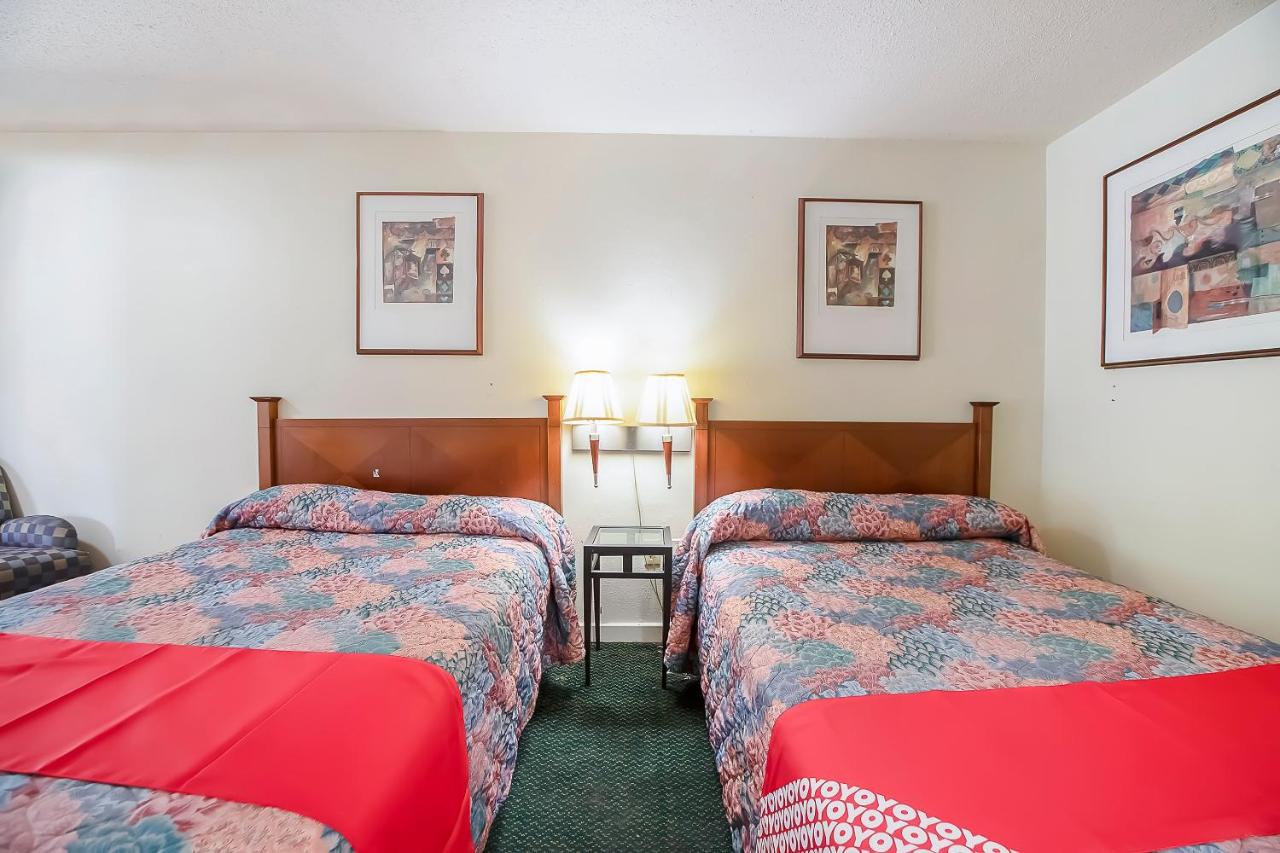 Queen Room with Two Queen Beds at Hotel O Daylight Inn Elkhart I-90, In