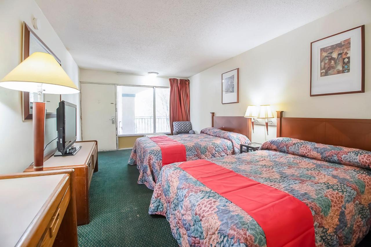 Queen Room with Two Queen Beds at Hotel O Daylight Inn Elkhart I-90, In
