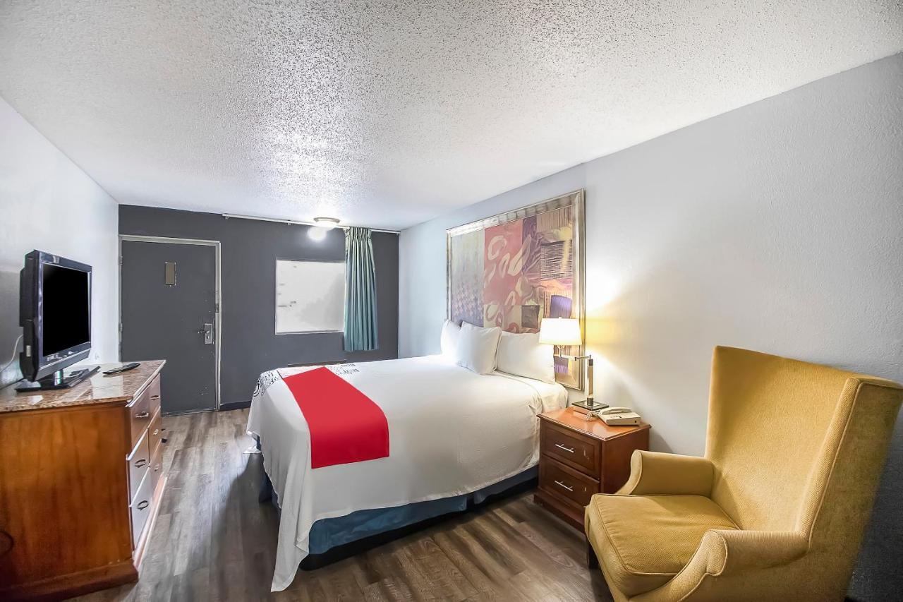 Deluxe King Room at Hotel O Daylight Inn Elkhart I-90, In