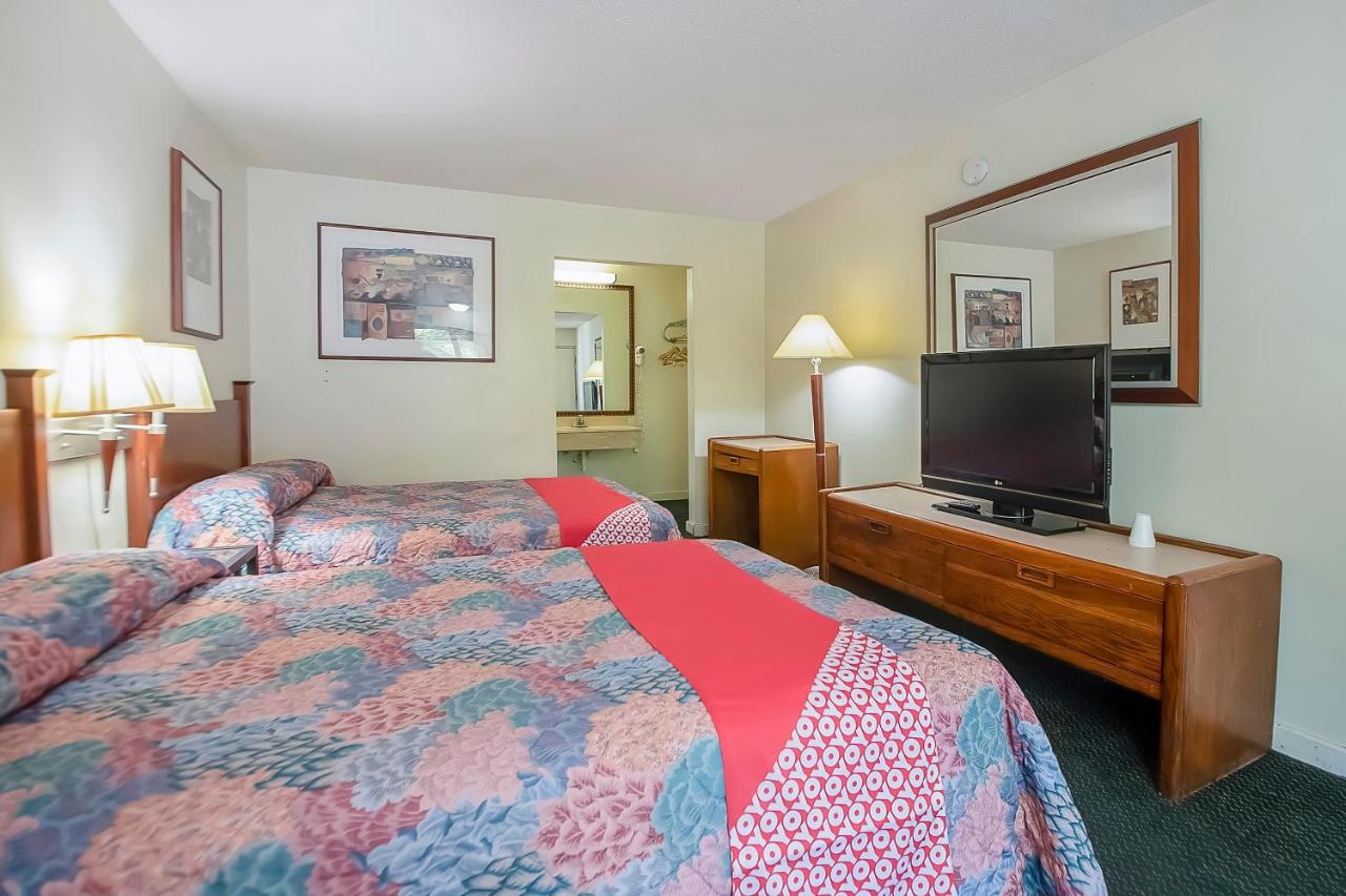Queen Room with Two Queen Beds at Hotel O Daylight Inn Elkhart I-90, In